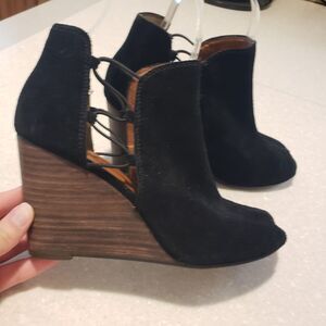 Lucky Brand Women's Reevas Black Suede Side Cutout Peep Toe Wedge Booties Sz 10M